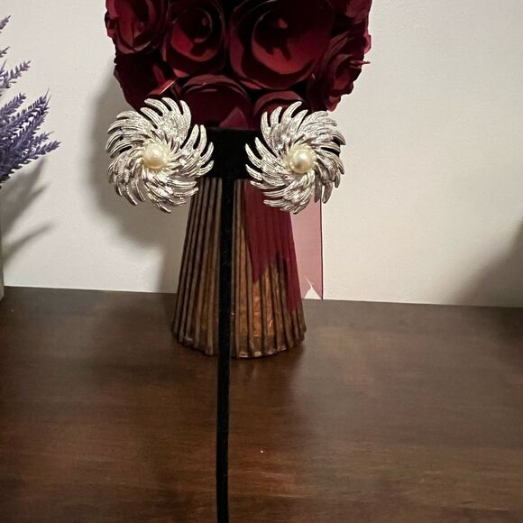 Sarah Coventry Vintage 1 1/8" Flower Star Clip Earrings - Picture 1 of 4